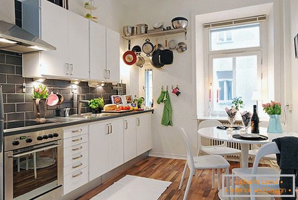 Küche einer kleinen Wohnung in Schweden