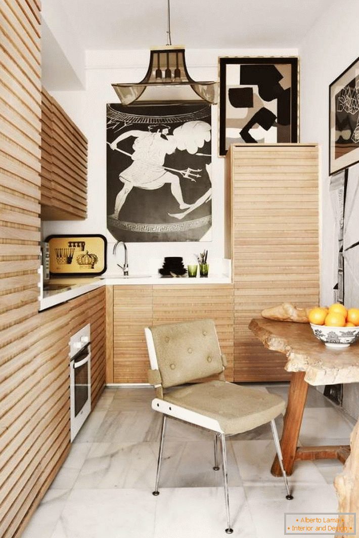 fabelhaft-Holz-Küche-Set-in-ein-klein-Küche-Raum-zusammen mit-Holz-Esstisch-und-Retro-Stuhl-auch-schön-Anhänger-Dekor