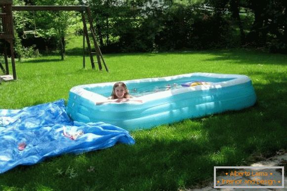 Ein kleines Kinderbecken - ein Foto von einem aufblasbaren Pool