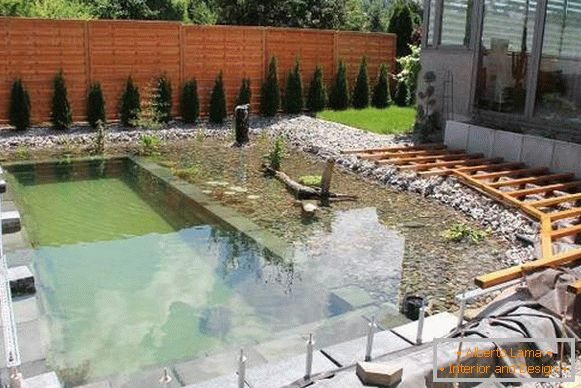 Shallow Teich oder Pool auf dem Grundstück mit Ihren eigenen Händen Foto