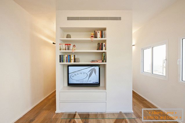 Das Wohnzimmer einer rechteckigen Studio-Wohnung in Tel Aviv