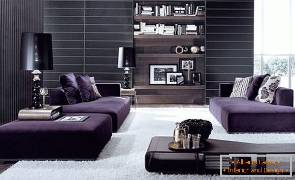 Wohnzimmer in violett-weißem Design