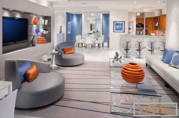 Die Kombination von Orange und Blau im grauen Wohnzimmer
