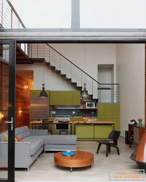 Kontrast von Oliven- und Terrakottablumen im Wohnzimmer