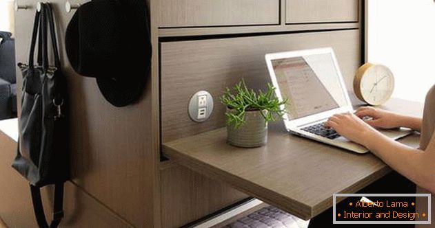 Ausziehbarer Schreibtisch in einer kleinen Wohnung