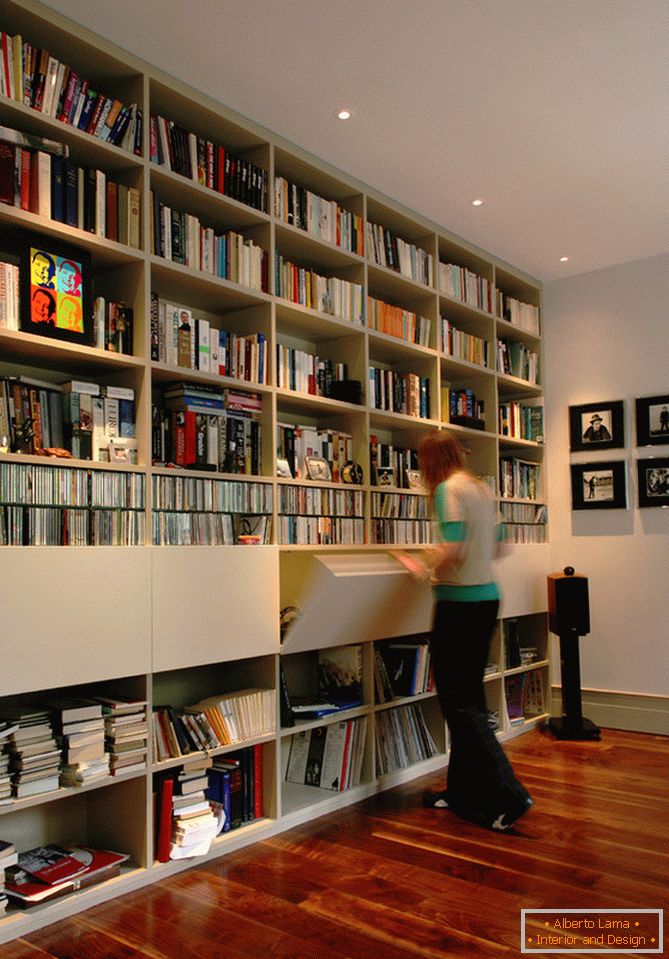 Bücherregale mit offenen und geschlossenen Regalen