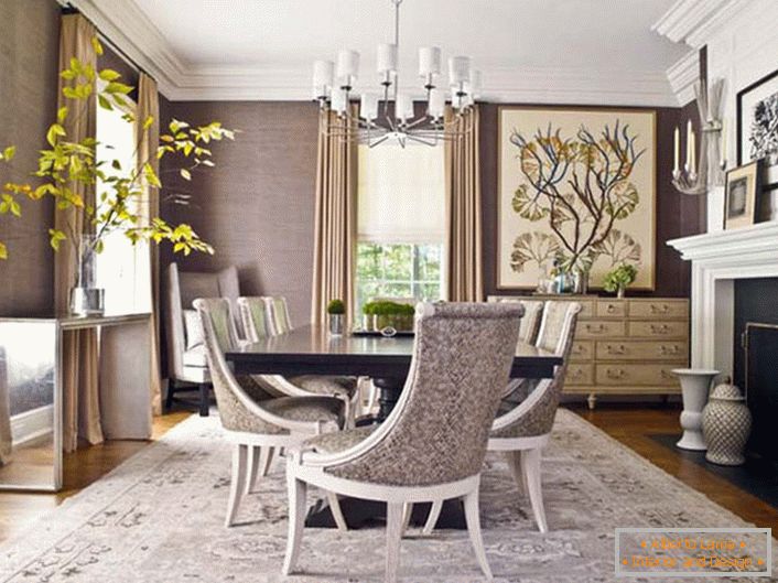 Wohnzimmer im neoklassizistischen Stil. Der Innenraum verbindet elegant Einfachheit, Bescheidenheit und Eleganz.