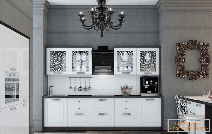 Die Küche ist in einer vorteilhaften Kombination aus kontrastierenden weißen und schwarzen Farben hergestellt. Im neoklassischen Stil fügen sich glänzende Oberflächen anmutig in das Interieur ein.