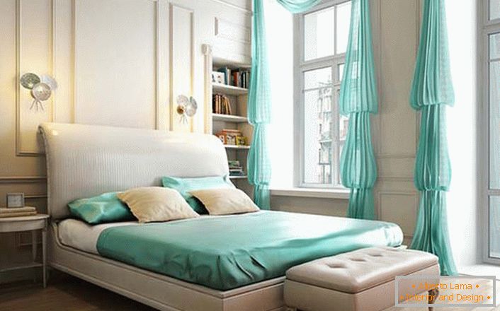 Das schlichte Interieur des Schlafzimmers im neoklassizistischen Stil ist ein interessanter Akzent in der Mintfarbe. 