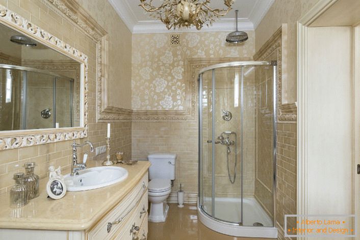 Stilvolles Badezimmer. Der Einrichtungsstil des Neoklassizismus sieht in einem geräumigen und funktionalen Raum gut aus.