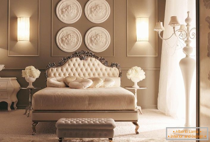 Ein Beispiel für perfekt abgestimmte Beleuchtung für ein Schlafzimmer im neoklassizistischen Stil.