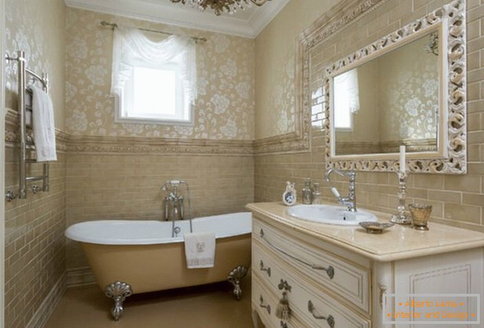 Ein Badezimmer im neoklassizistischen Stil im Landhaus einer spanischen Familie.