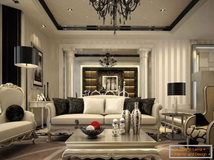 Exquisite Einrichtung für das Wohnzimmer ist im neoklassizistischen Stil gedacht. Schwarze Elemente der Dekoration und Dekoration sind vor dem Hintergrund verblasster Grautöne auffällig.