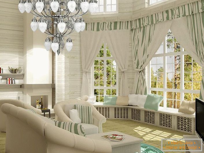 Helles Wohnzimmer im neoklassizistischen Stil. Gemütlicher und gleichzeitig funktionaler Raum. Von besonderem Interesse sind die mit Kissen geschmückten breiten Fensterbänke.