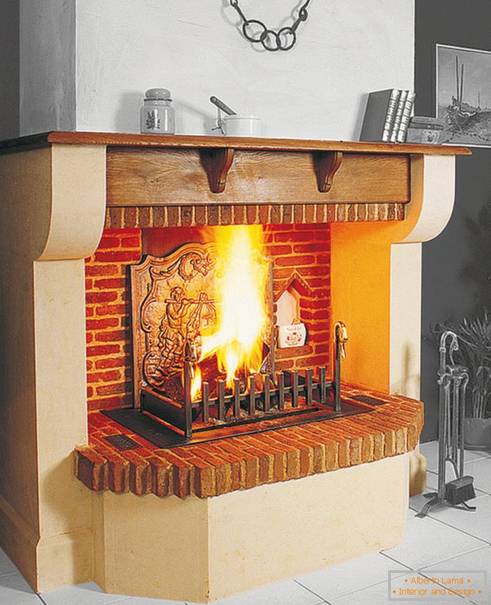 Brennender Kamin des Holzes mit offenem Feuerkasten des Ziegelsteines