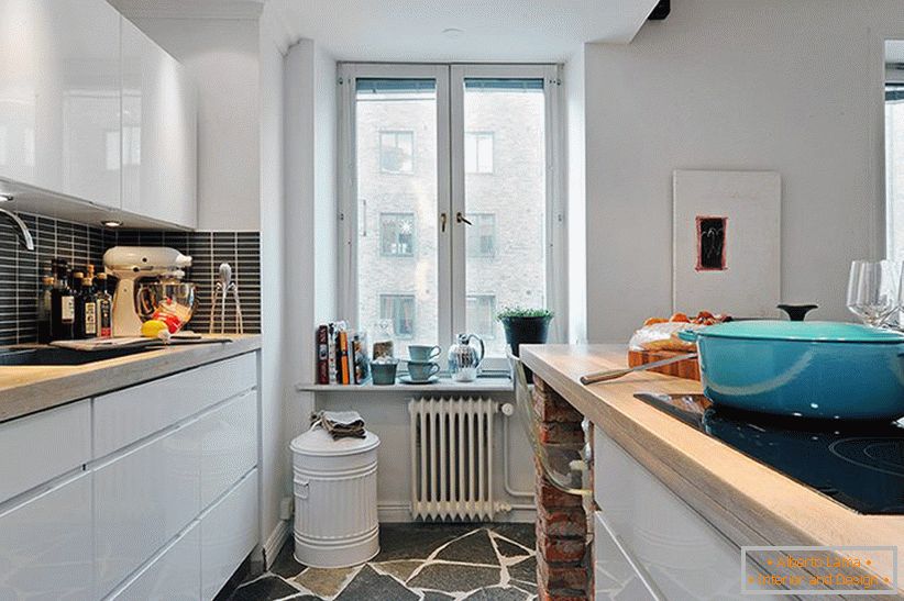 Küche einer luxuriösen kleinen Wohnung