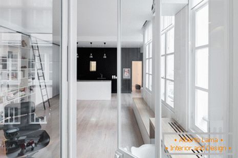 Transparente Trennwände im Design einer kleinen Wohnung