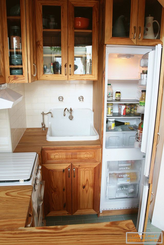Der versteckte Kühlschrank im Inneren der Vintage-Küche