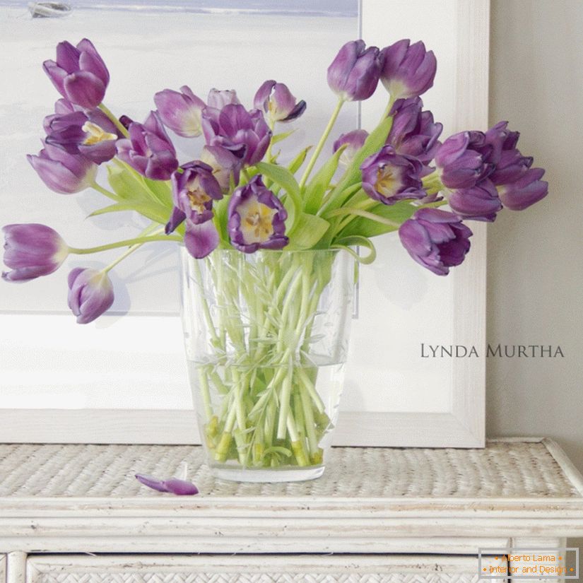 Ein Blumenstrauß Tulpen auf dem Tisch