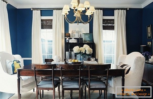 Blaue Wände im Esszimmer mit niedrigen Decken