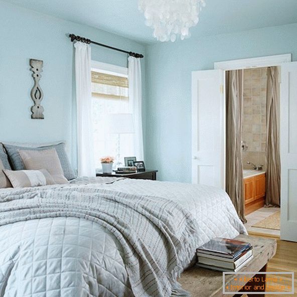Schlafzimmer mit niedrigen Decken in blau