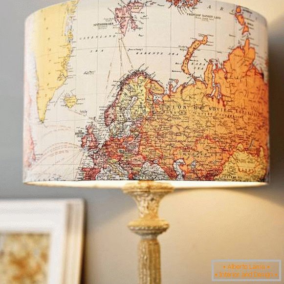 Tischlampe von einer Karte