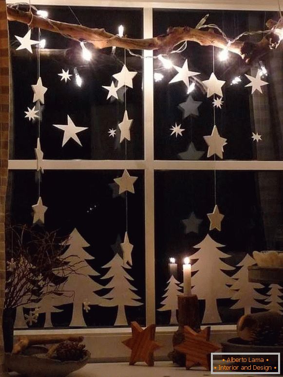 Weihnachtsgirlande auf dem Fenster, Foto 47