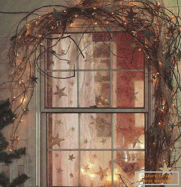 Weihnachtsgirlande auf dem Fenster, Foto 59