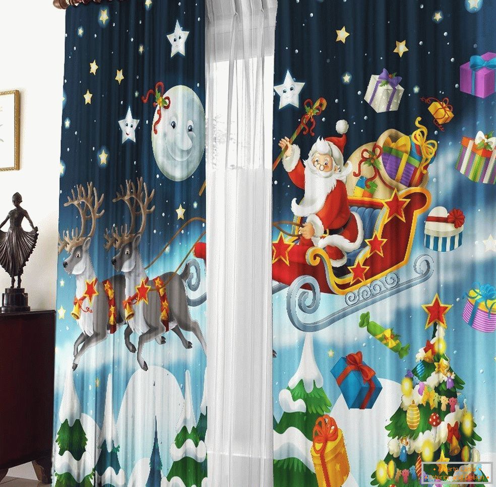 Santa Claus mit Rentieren auf Vorhängen