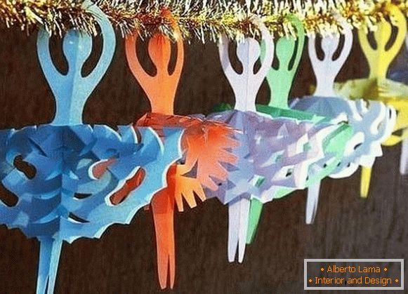 Weihnachtsgirlande von Schneeflocken durch eigene Hände, Foto 58