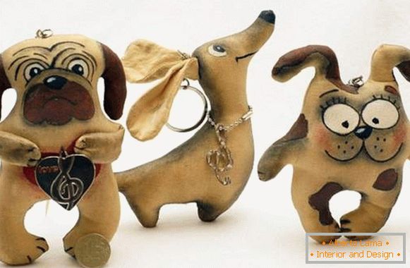 handgemachter Weihnachtsspielzeughund mit seinen Händen, Foto 18