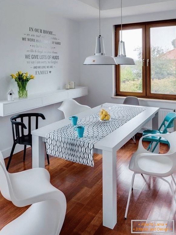 Weißer Esstisch und bunte Stühle