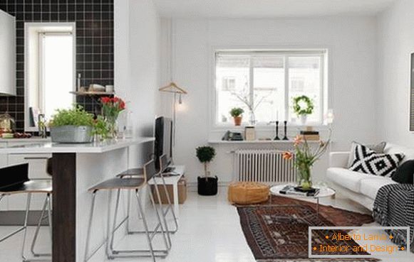 Wohnzimmer mit einer kleinen Küche kombiniert
