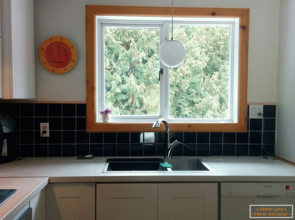Großes Fenster im Design einer kleinen Küche
