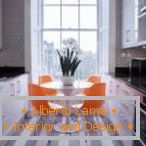 Orange Stühle im grauen Innenraum der Küche