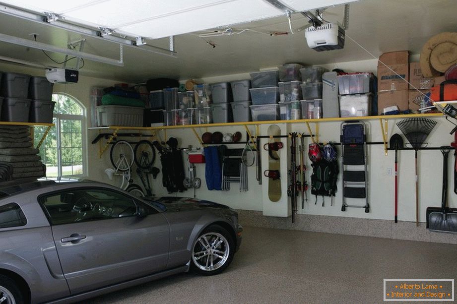Anordnung eines Lagerraums in der Garage