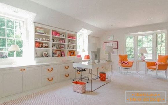 Interieur-mit-Orange-Dekor