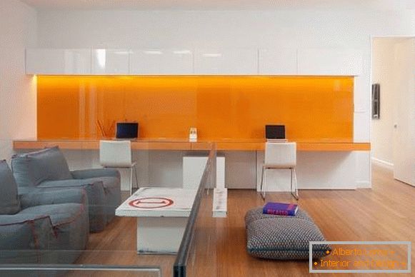 Home-Office-mit-Orange-Elementen