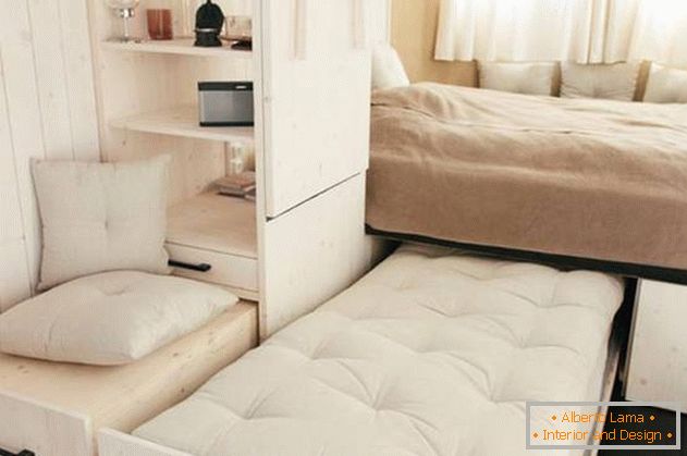 Interne Anordnung eines kleinen Hauses: дополнительная кровать в спальне