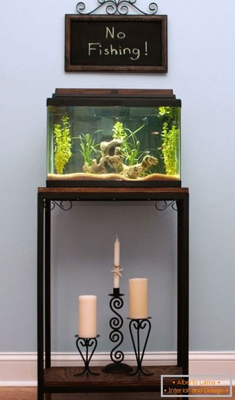 Kleines Aquarium auf dem Nachttisch