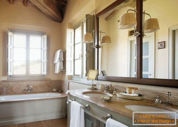 Gemütliches Badezimmer im Provence-Stil