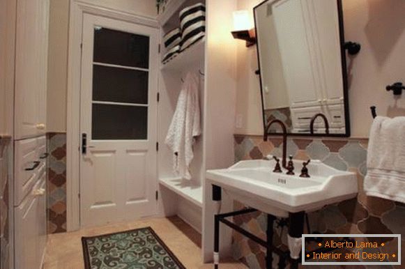Stilvolle lockige Fliese für das Badezimmer im Stil der Provence