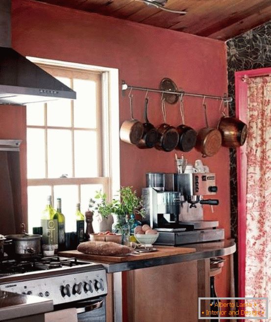 Küchendekoration in der Farbe von Marsala