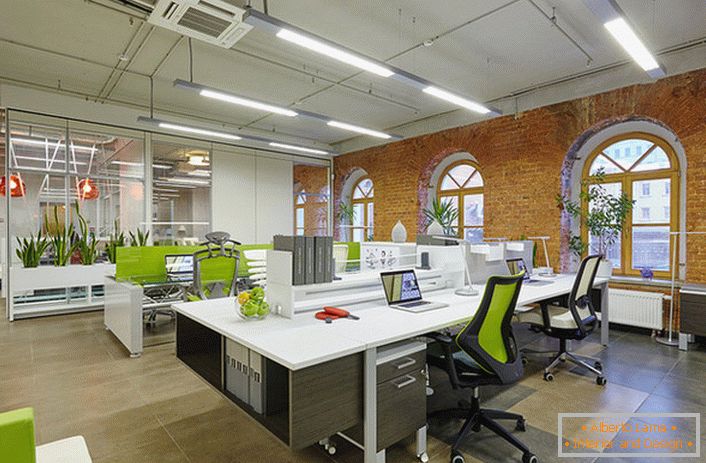 Um ein Büro im Loftstil zu gestalten, wird viel lebendiges Grün verwendet, das den Raum gemütlich macht und die Mitarbeiter auf eine Arbeitsatmosphäre einstellt. 
