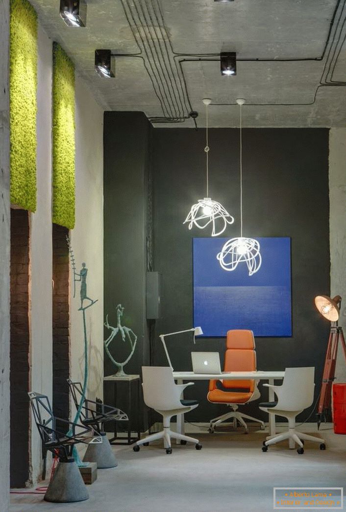 Eine Konzeptlösung für ein Büro im Loftstil. Richtig ausgesuchte Möbel, die den Raum rauen sehen mehr als harmonisch aus.