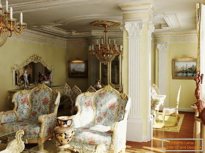 Massive Stühle mit Blumenbezügen in einem barocken Gästezimmer. Decken und eine Säule sind mit Stuck aus Gipskartonplatten verziert.