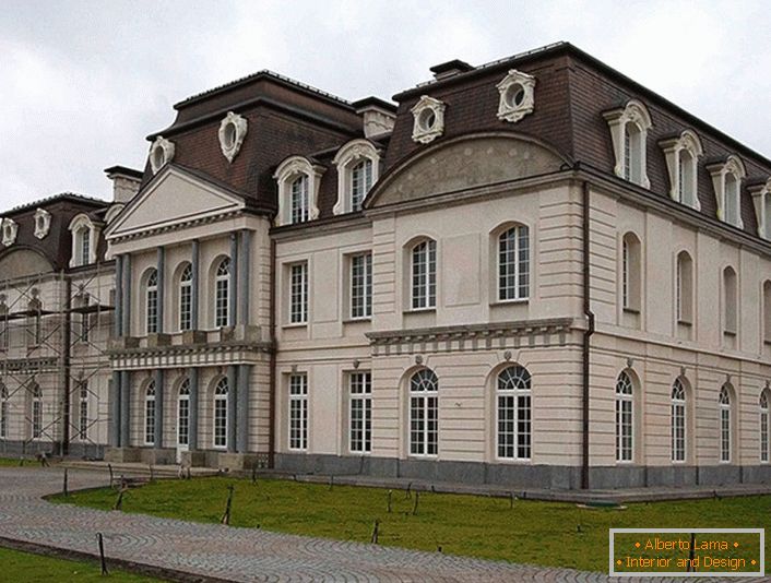 Die Fassade des Hauses erinnert an das Mittelalter. Das Haupthighlight des barocken Gebäudes waren die Bogenfenster.