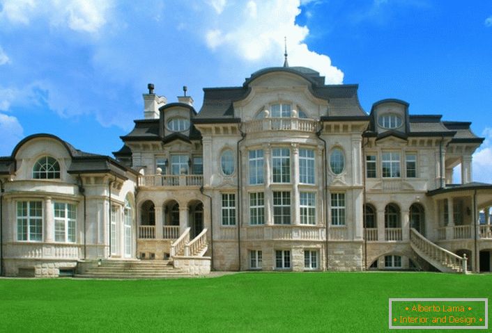 Die Ausführung der Natursteinfassade in Grau-Beigetönen ist die richtige Wahl für den Barockstil.