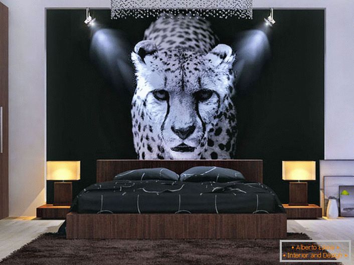 Eine gute Designlösung für das Schlafzimmer. Ein beleuchtetes Panel mit einem Leoparden in der Mitte der Gesamtzusammensetzung.