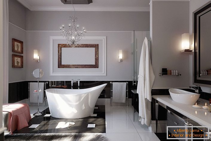 Geräumiges, helles Badezimmer. Eine dünne Designlösung kann als Teppich aus natürlicher Wolle bezeichnet werden.